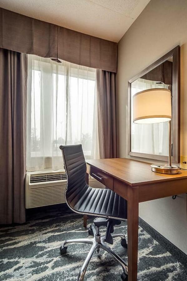 Monte Carlo Inn Brampton Buitenkant foto